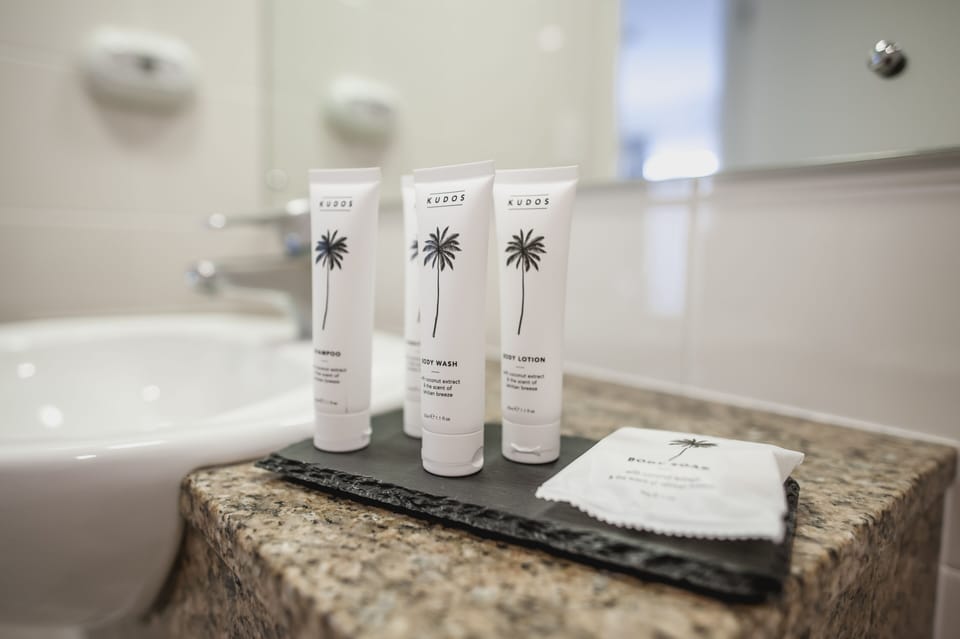 Studio Queen Suites | Bathroom amenities | Towels
