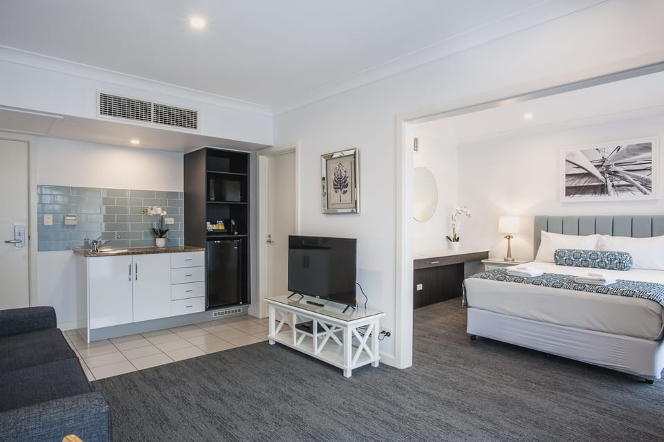 Studio Queen Suites | In-room safe, desk, iron/ironing board, free WiFi