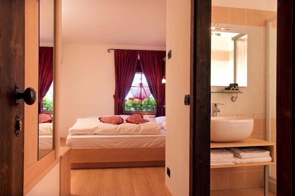 Junior Suite, Mountain View | Frette Italian sheets, Select Comfort beds, in-room safe, desk