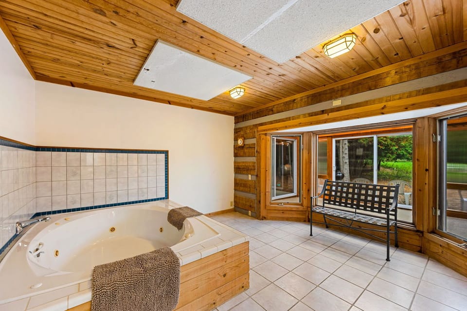 Accessible king bedroom with roll-in shower (ground floor). 