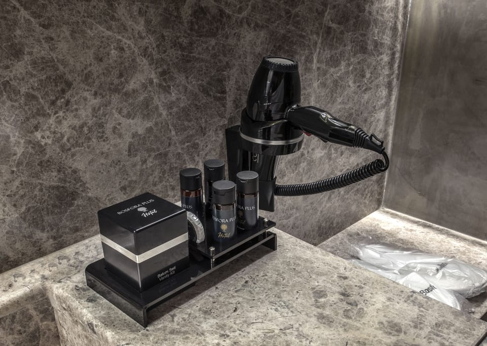 Shower, rainfall showerhead, free toiletries, hair dryer