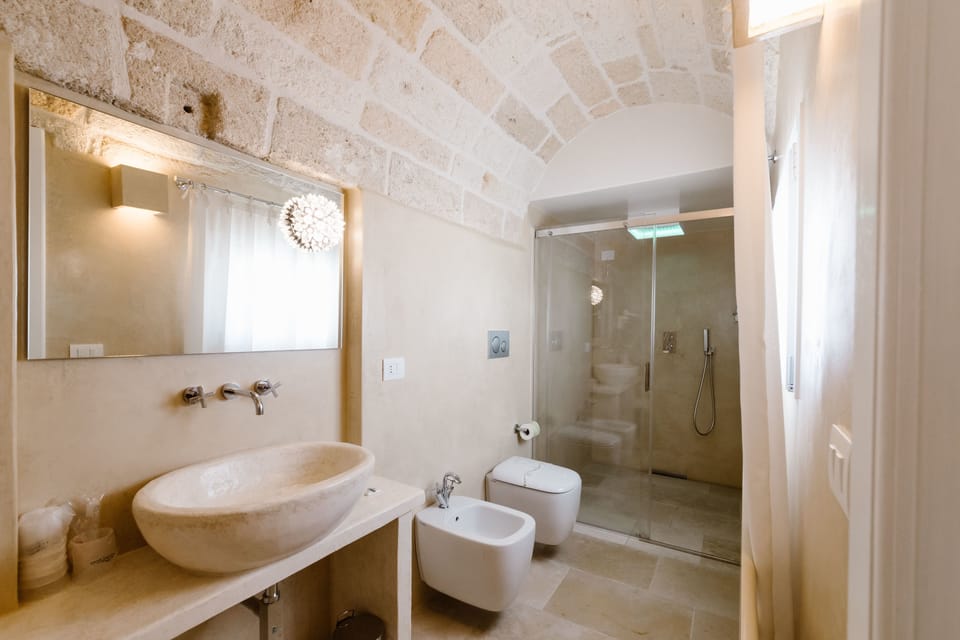 Suite, 1 Queen Bed, Non Smoking | Bathroom | Shower, rainfall showerhead, designer toiletries, hair dryer