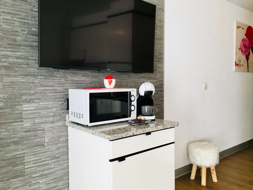 Furniture, Property, Computer Desk, Cabinetry, Interior Design, Television Set