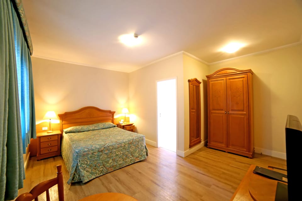 Standard Double Room | Minibar, desk, blackout drapes, bed sheets