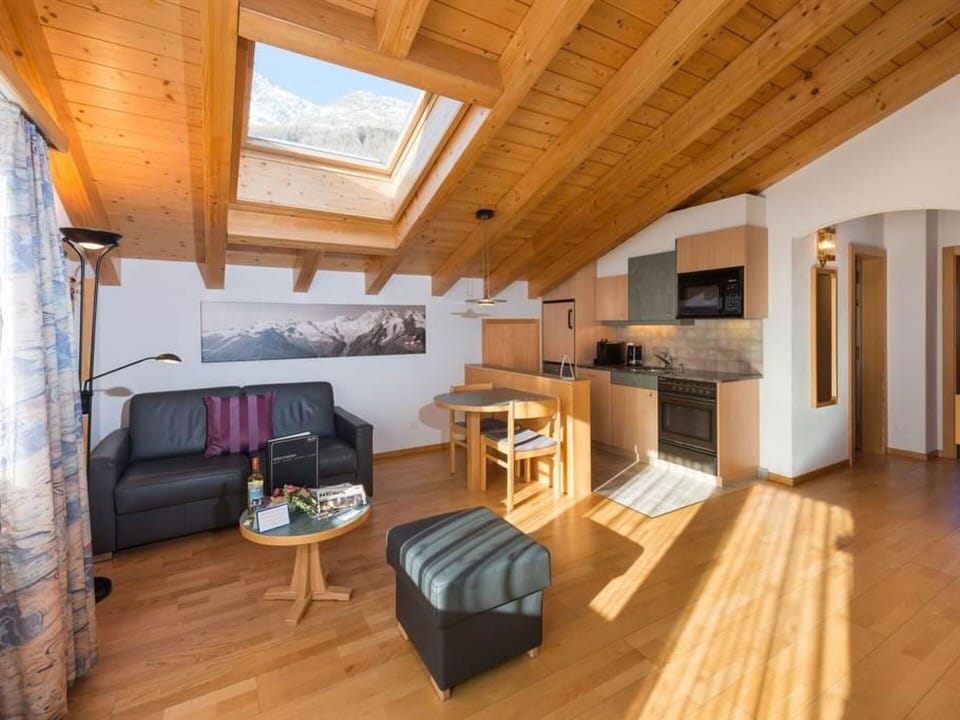 Furniture, Wood, Couch, Building, Living Room, Window, Flooring, Beam, Floor, Wood Stain