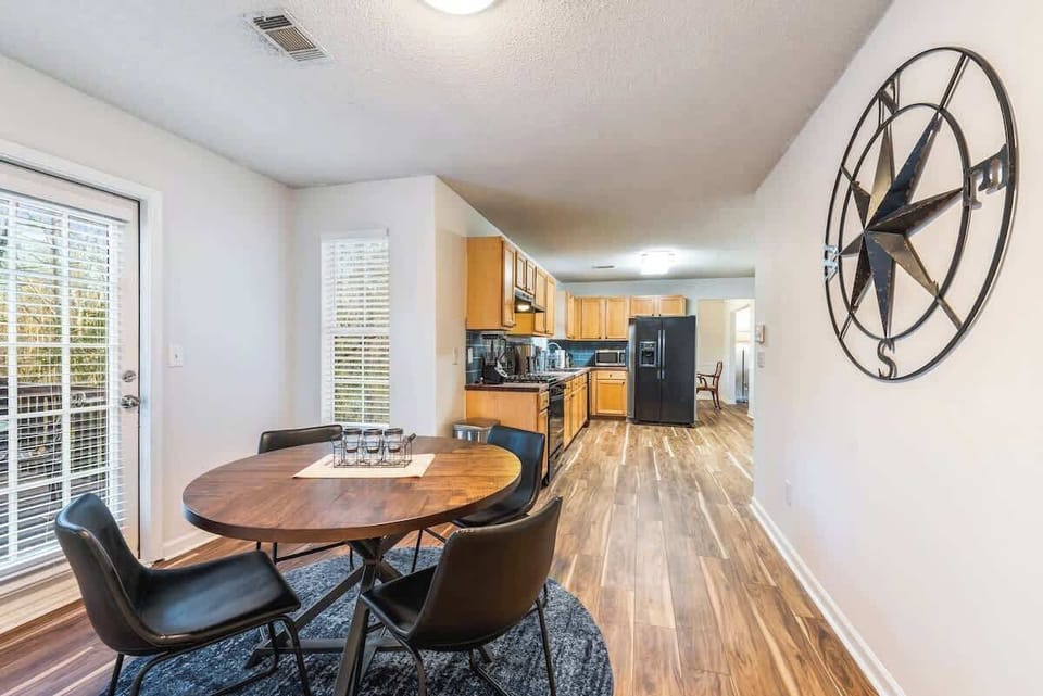 Convenient kitchen breakfast table, direct patio access