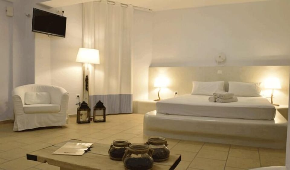 Honeymoon Suite | In-room safe, iron/ironing board, free WiFi, bed sheets