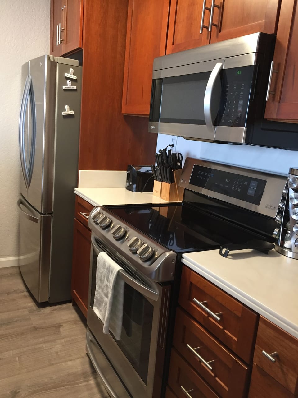 Microwave, gourmet oven and stovetop, refrigerator (ice/filtered water)