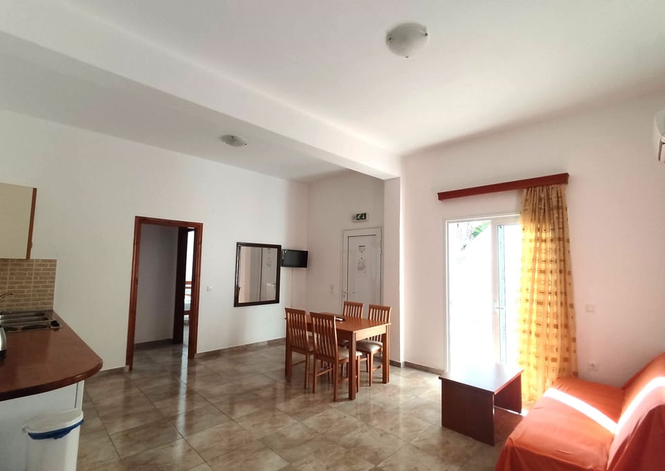 Apartment, Kitchenette | In-room safe, desk, iron/ironing board (on request), bed sheets