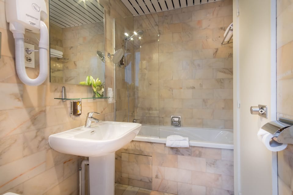 Triple Room | Bathroom | Shower, hair dryer, towels