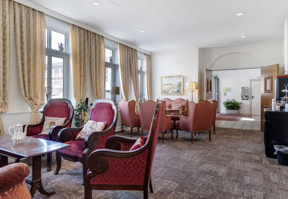 Lobby lounge