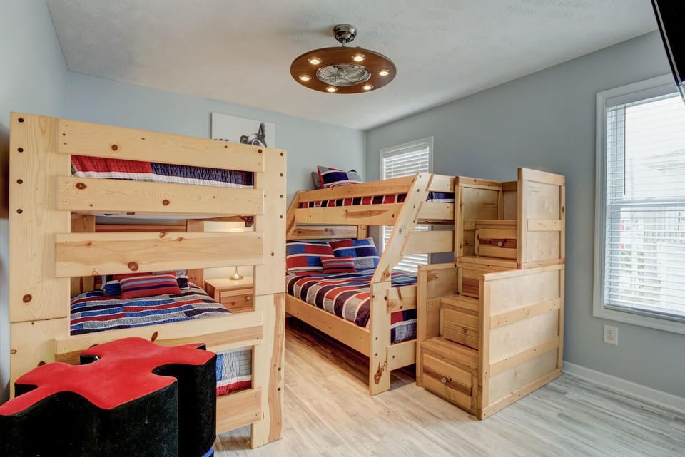 Bunk room. Twin over Twin, and Twin over Full.