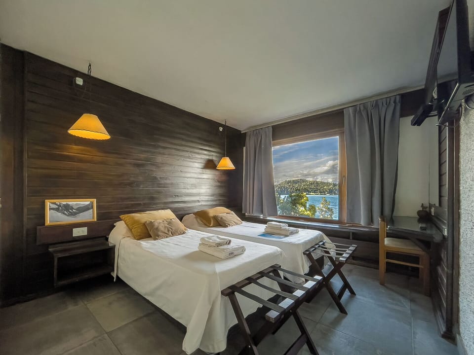 Standard Twin Room | Minibar, individually decorated, individually furnished, desk