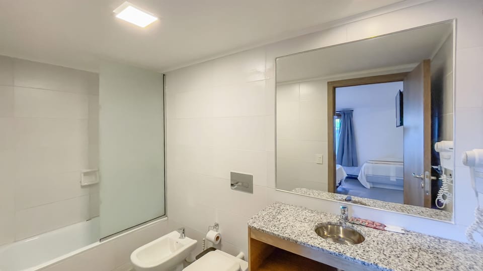 Combined shower/tub, free toiletries, hair dryer, bidet