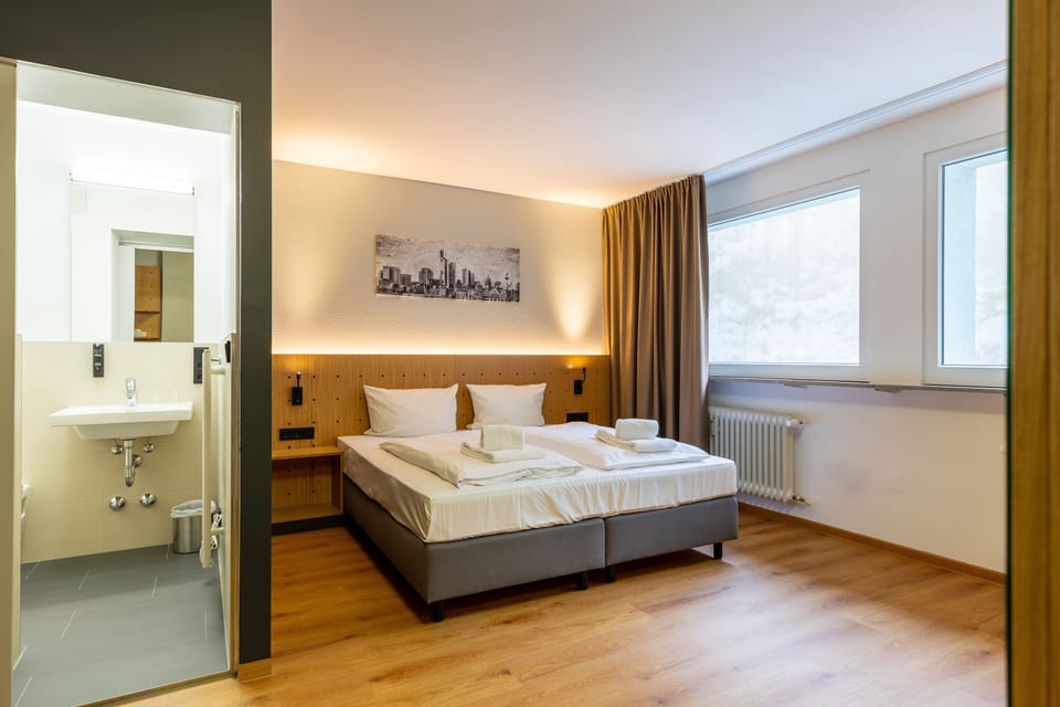 King Room | Hypo-allergenic bedding, desk, laptop workspace, blackout drapes