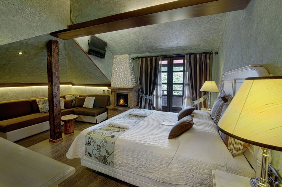 Executive Suite, Fireplace, Mountain View | Minibar, in-room safe, individually decorated, individually furnished