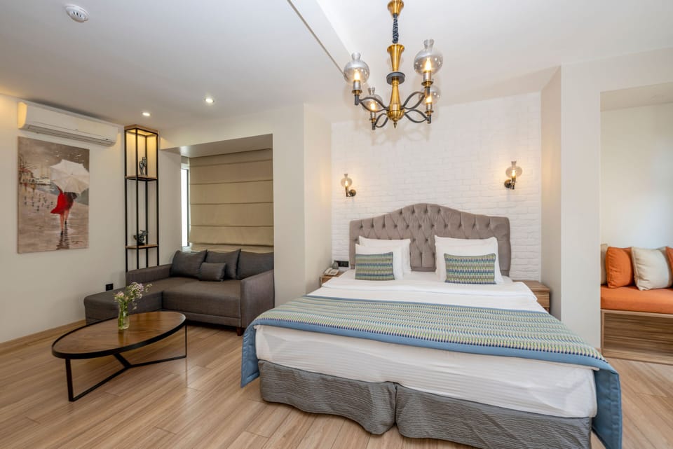 King Room | Living area | 27-inch flat-screen TV with satellite channels, printers