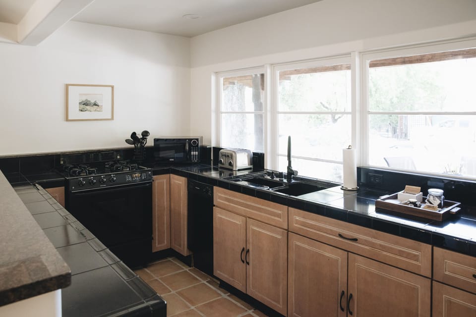 Mission Suite | Private kitchen | Microwave, coffee/tea maker, electric kettle
