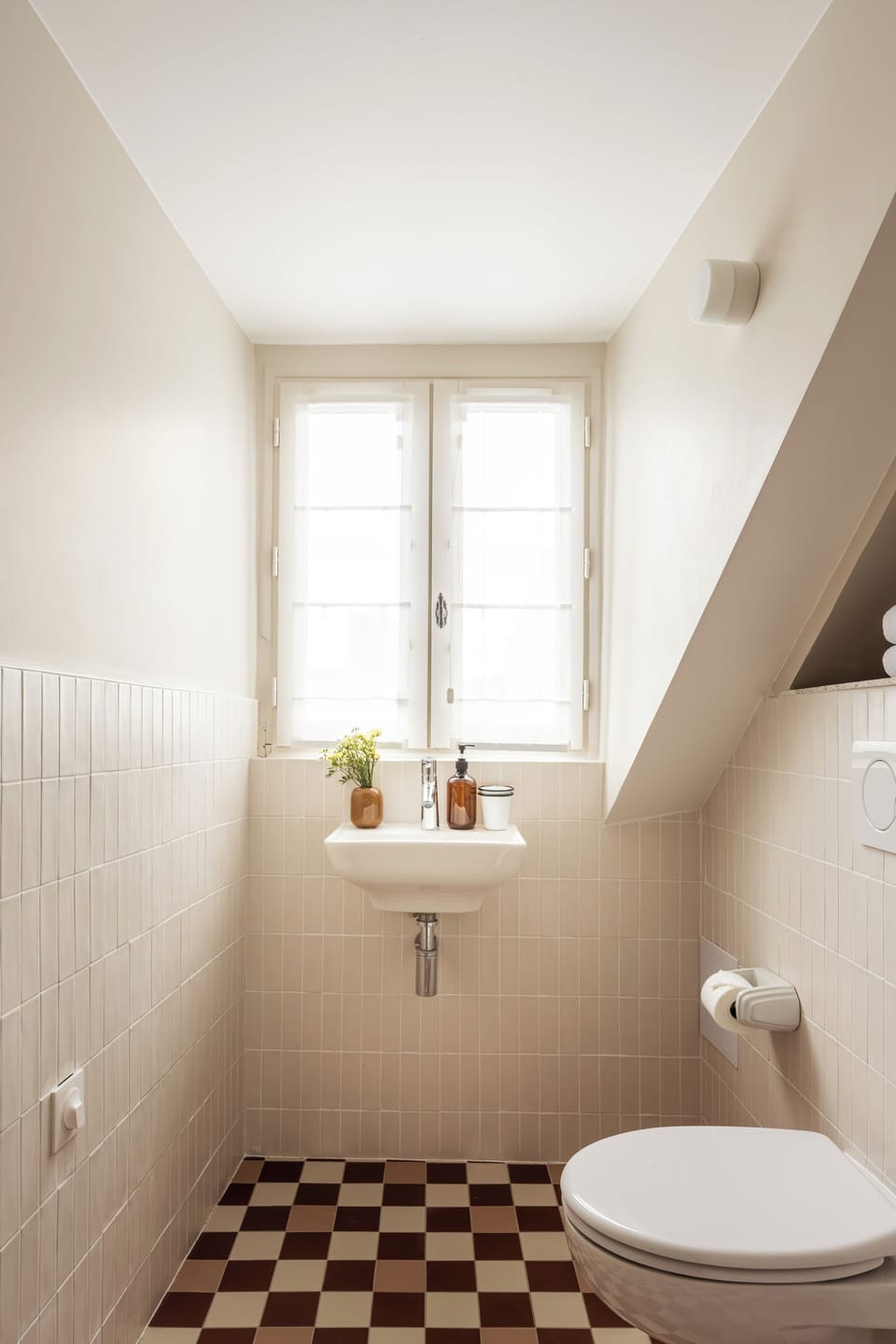 Junior Suite | Bathroom | Shower, free toiletries, towels, shampoo