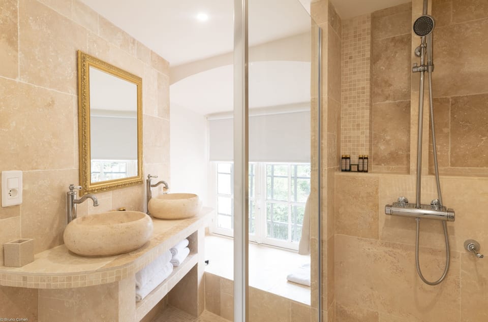 Family Suite | Bathroom | Shower, free toiletries, hair dryer, towels