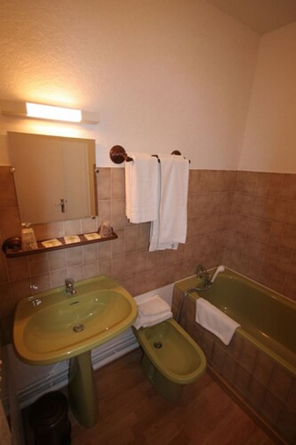 Bathtub, free toiletries, hair dryer, towels