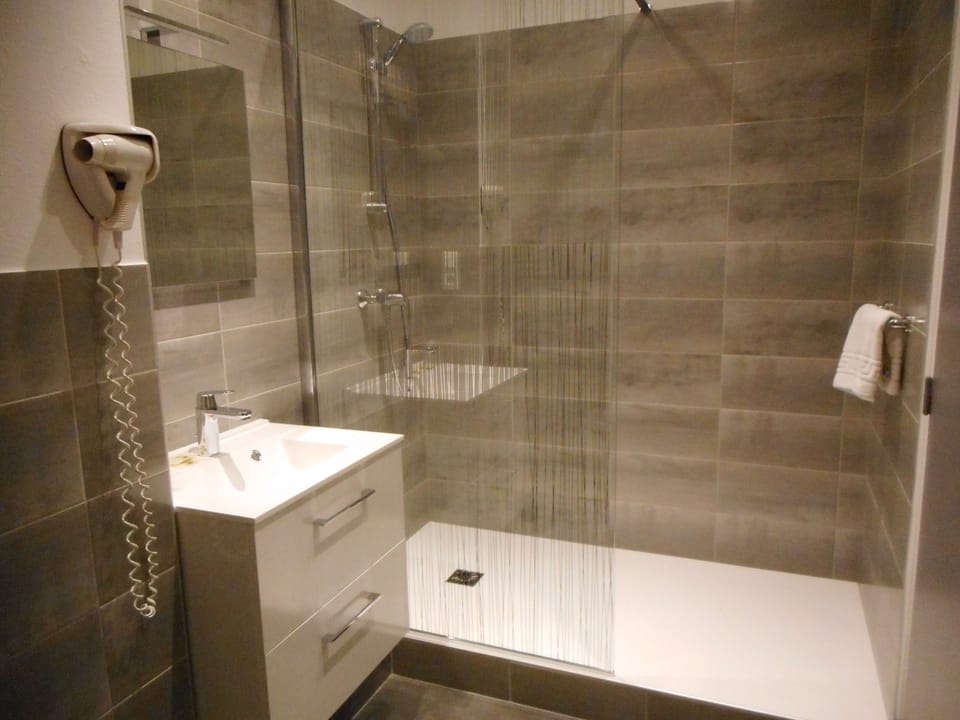 Bathtub, free toiletries, hair dryer, towels