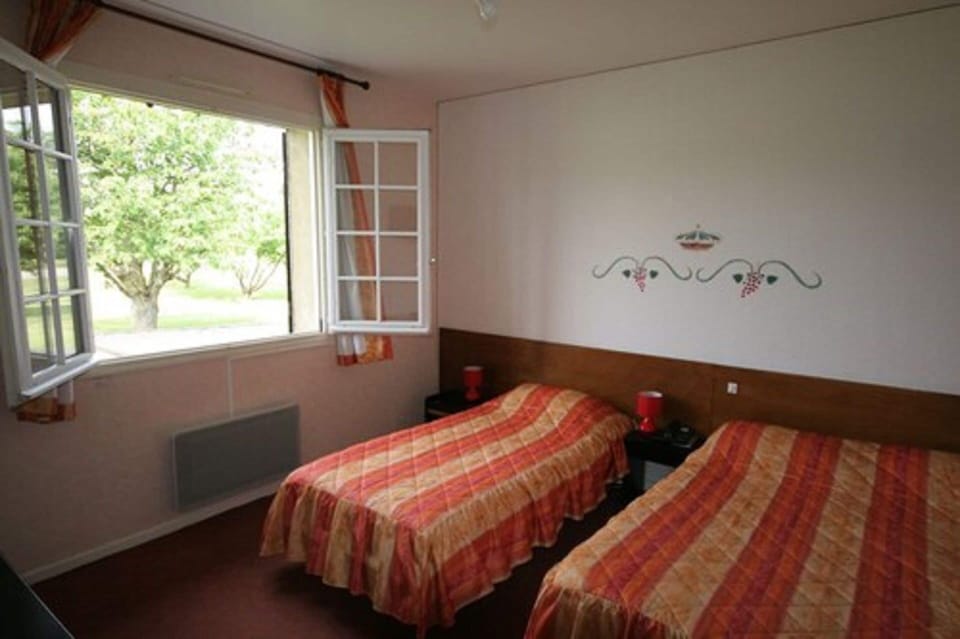 Twin Room | Desk, cribs/infant beds, rollaway beds, free WiFi