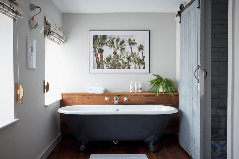 Comfort Double Room, Bathtub | Bathroom | Eco-friendly toiletries, hair dryer, bathrobes, slippers