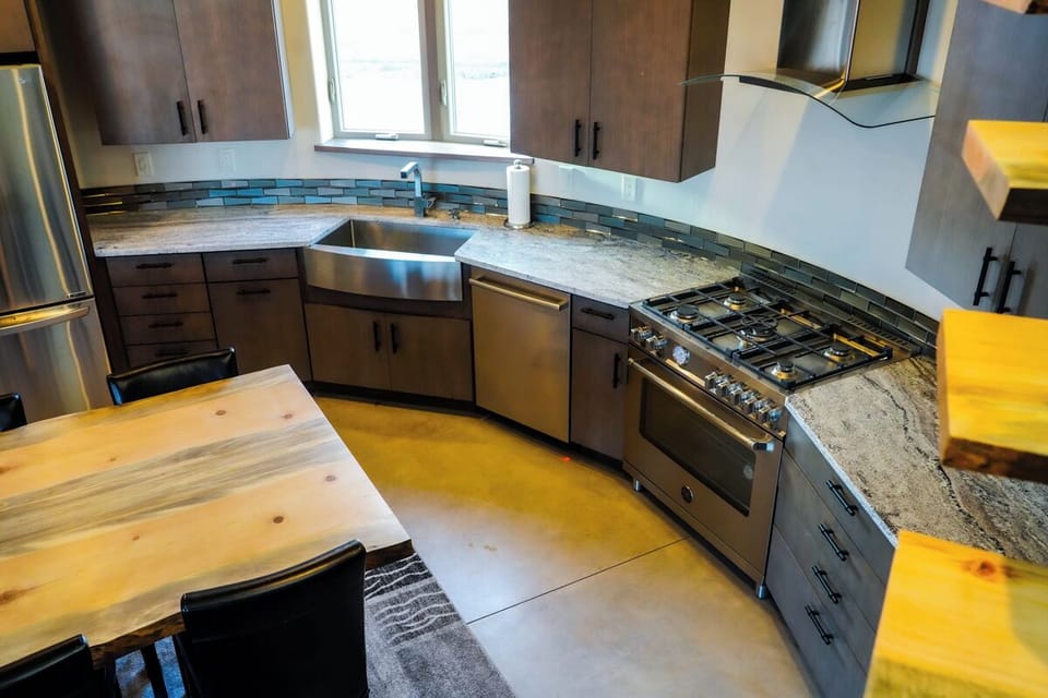 Kitchen in the round equipped with everything you need including the condiments.