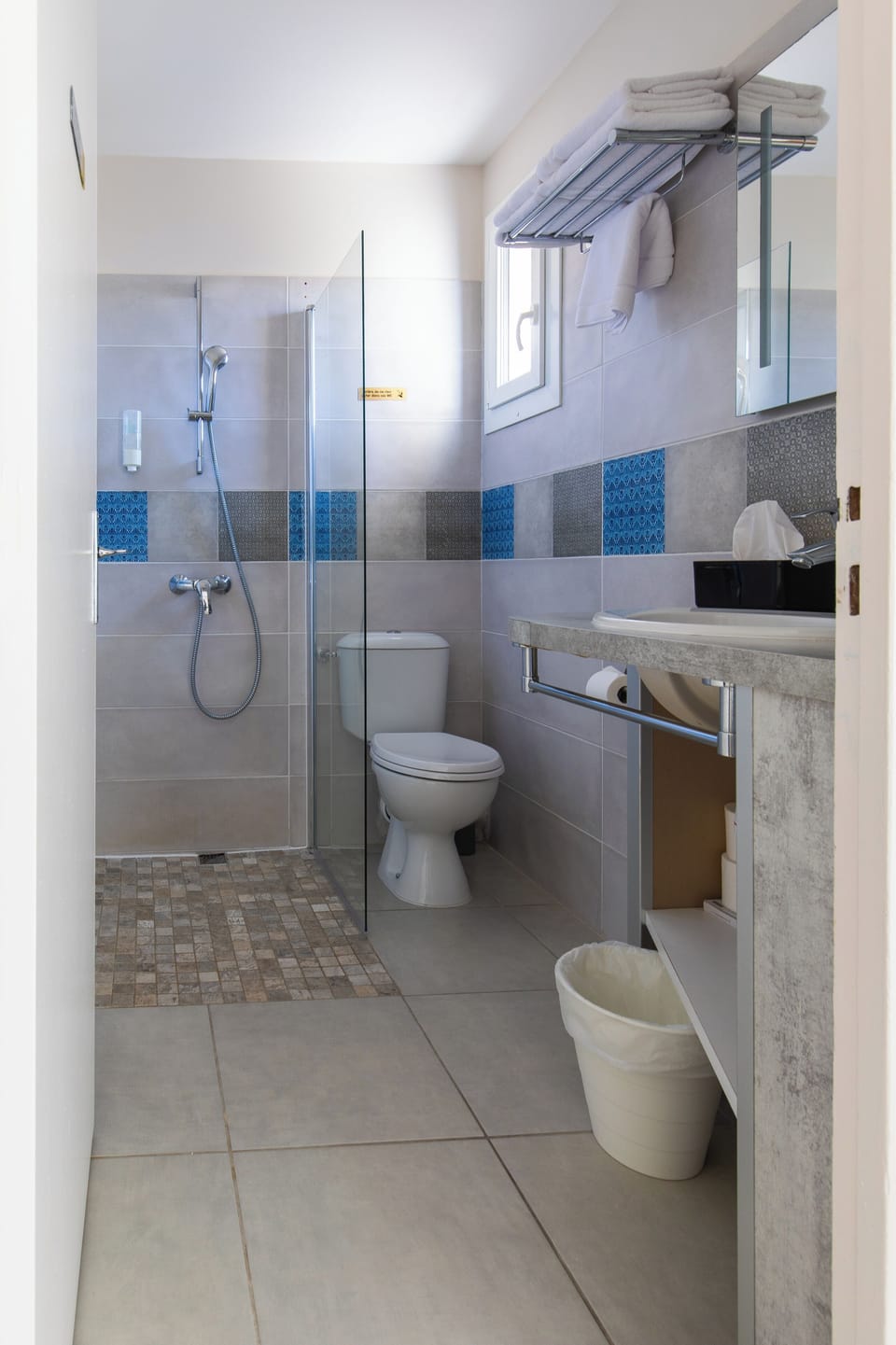 Shower, free toiletries, towels