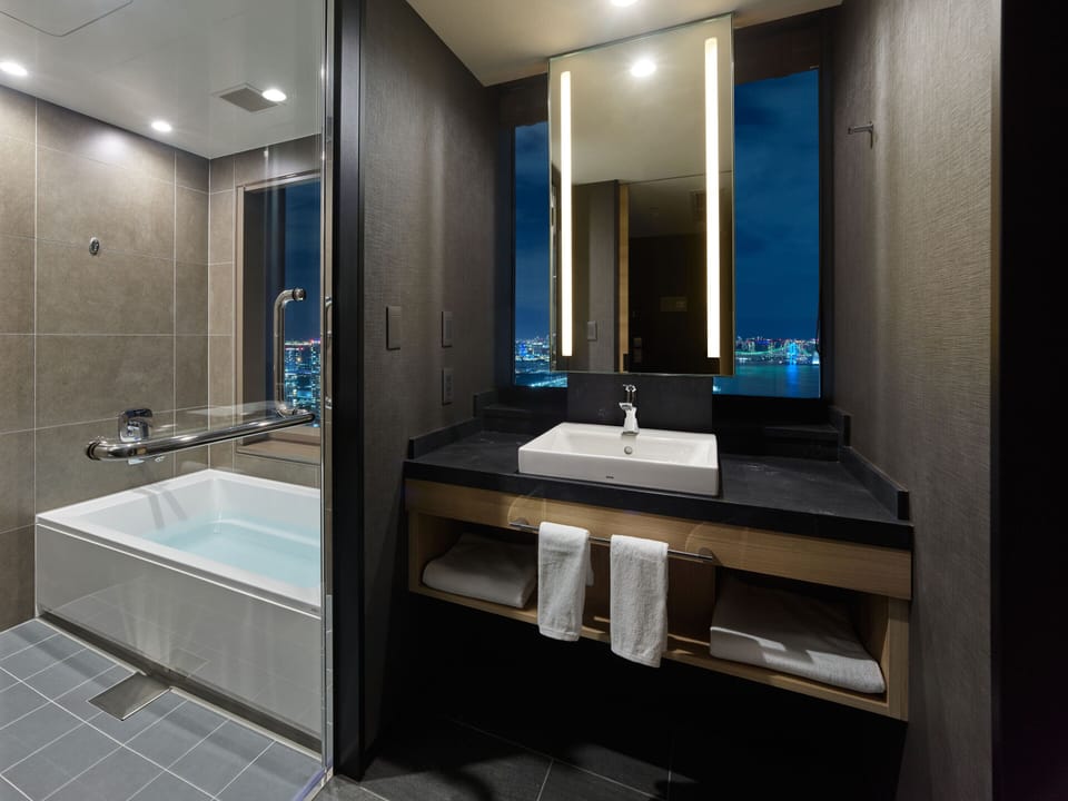 Exective , 1 bed King , View Bath , Corner room, Non Smoking | Bathroom | Combined shower/tub, free toiletries, hair dryer, slippers