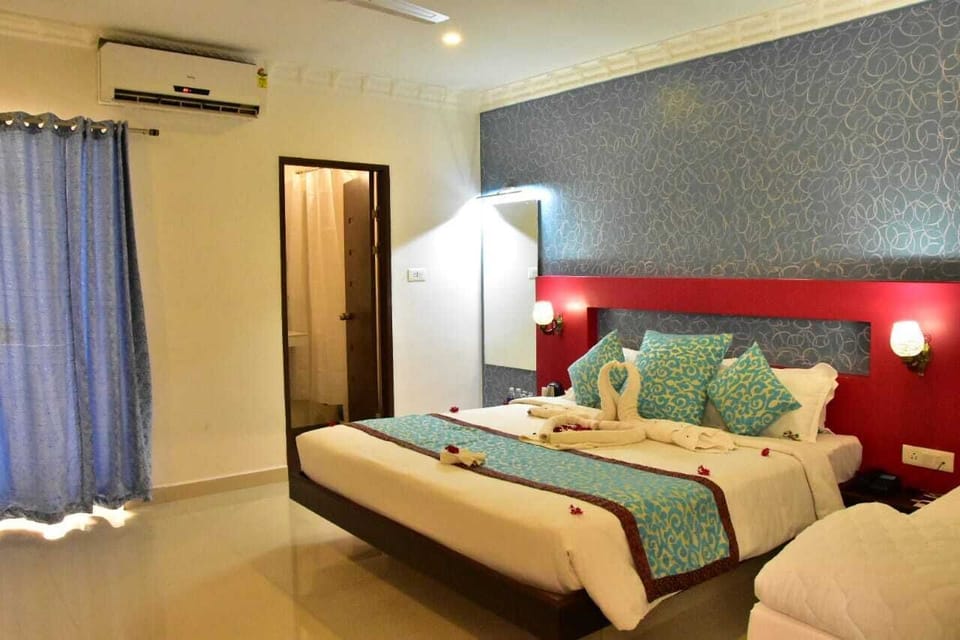 Deluxe Double Room, 1 Bedroom | Laptop workspace, blackout drapes, free WiFi, bed sheets
