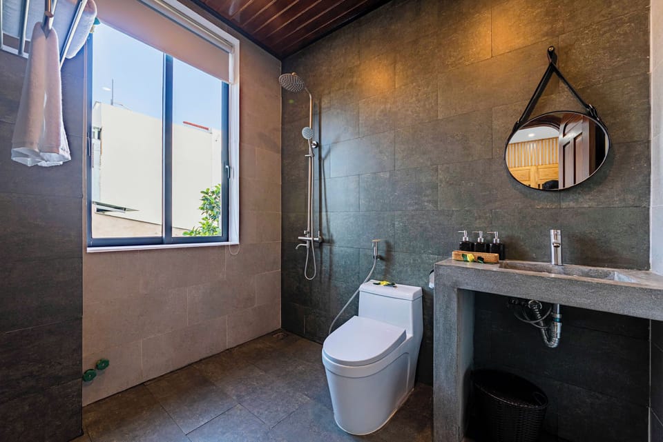 Shower, rainfall showerhead, free toiletries, hair dryer