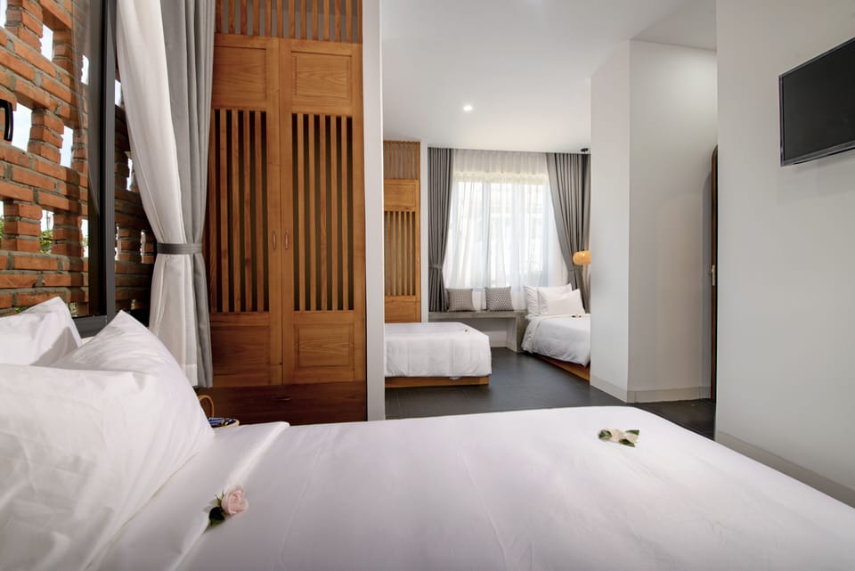 Deluxe Triple Room (with Windows) | Minibar, blackout drapes, iron/ironing board, free WiFi