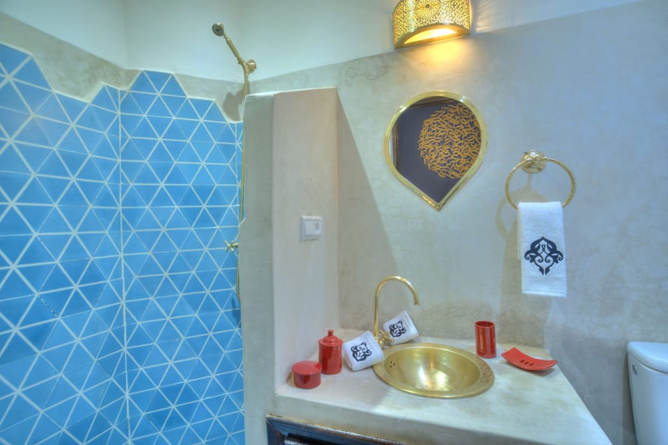 Shower, rainfall showerhead, free toiletries, hair dryer