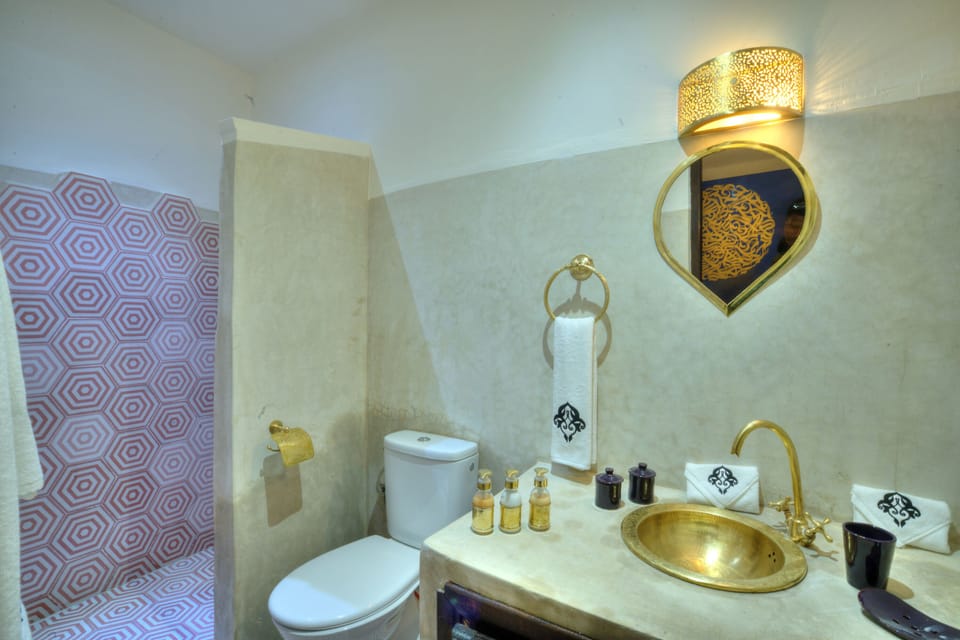 Superior Double Room | Bathroom | Shower, rainfall showerhead, free toiletries, hair dryer