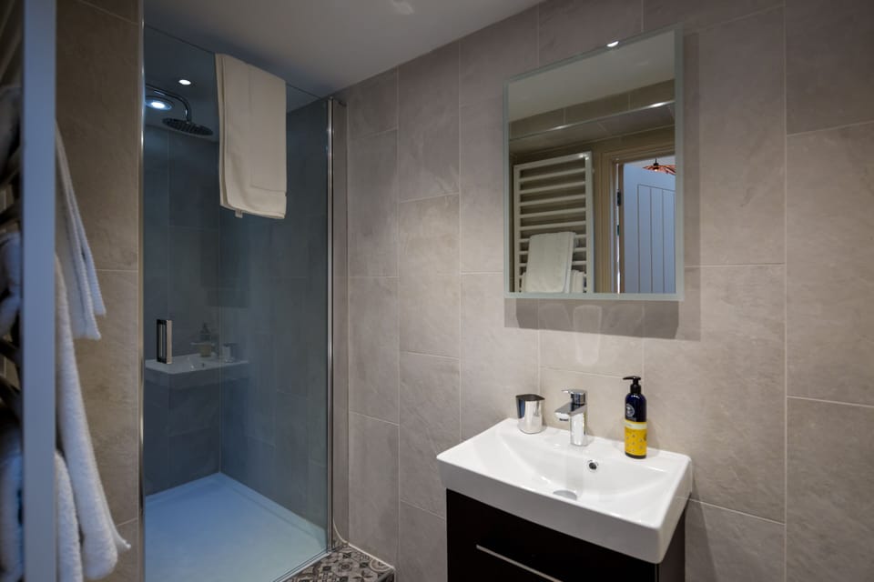 Comfort Double or Twin Room | Bathroom | Shower, rainfall showerhead, designer toiletries, hair dryer