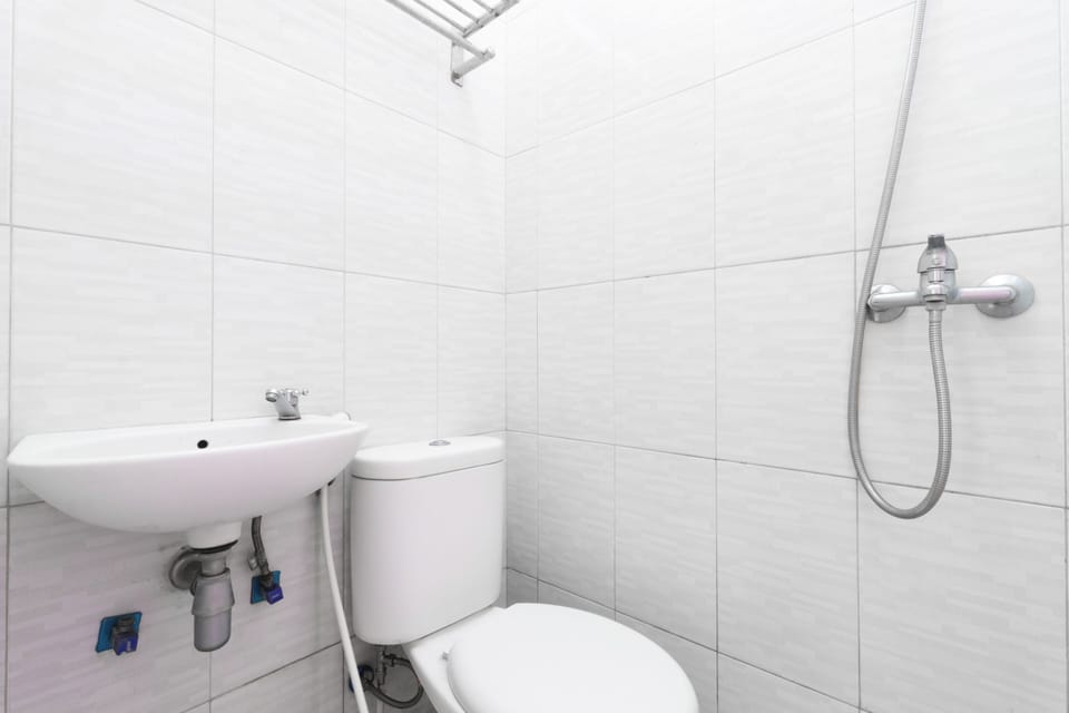 Single Room | Bathroom | Shower, bidet, towels
