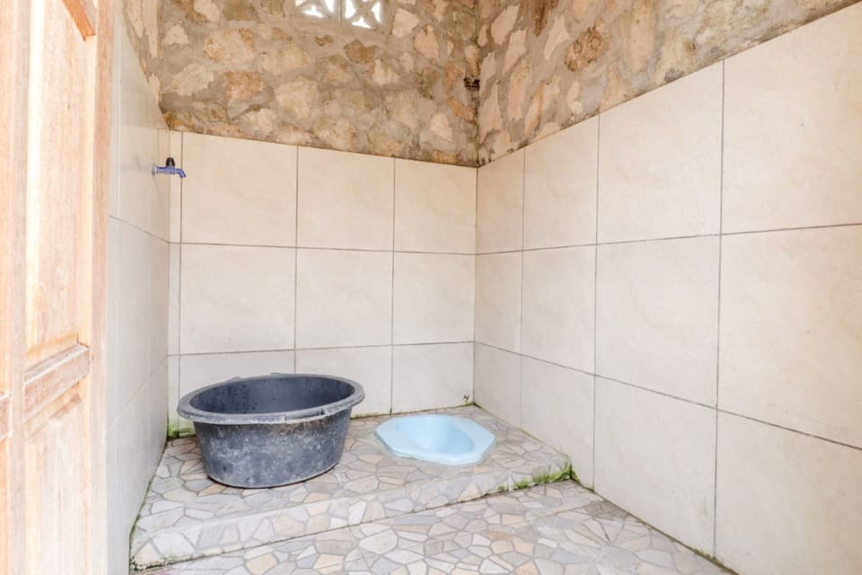 Standard Double Room | Bathroom | Shower, towels
