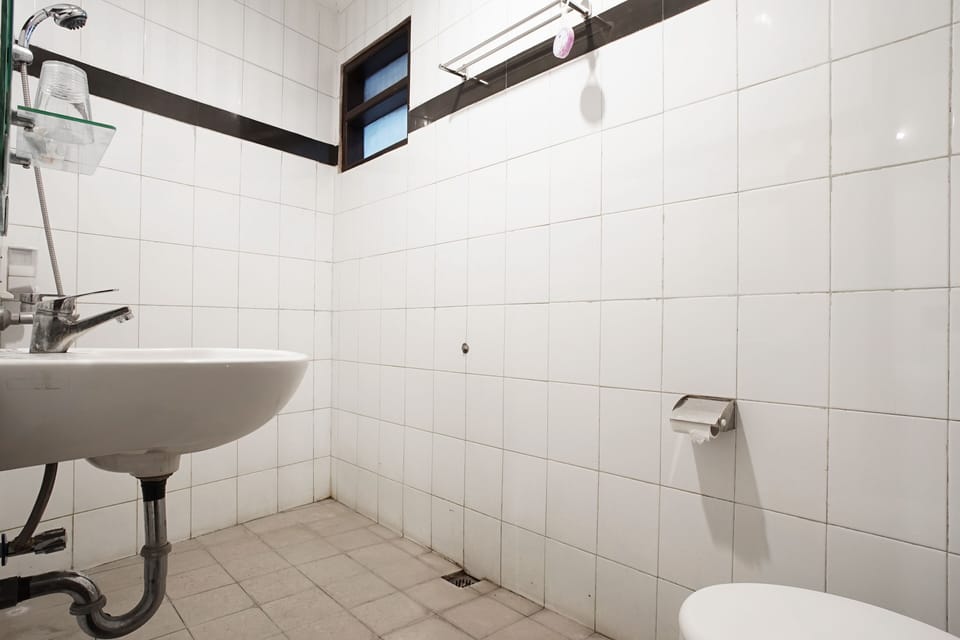 Deluxe Double Room | Bathroom | Shower, towels