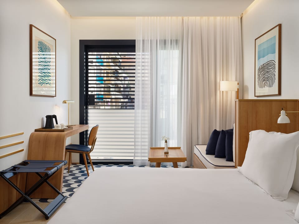 Minibar, in-room safe, laptop workspace, blackout drapes