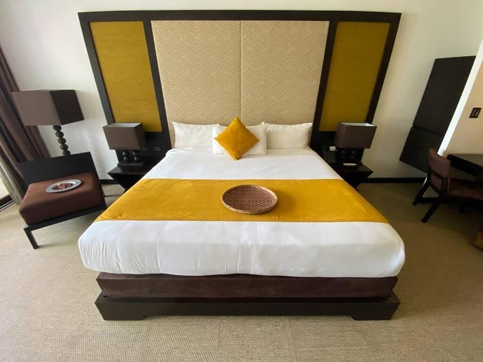 Deluxe Room, 1 King Bed, Sea View | In-room safe, desk, laptop workspace, blackout drapes