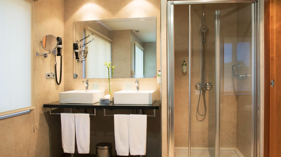 Junior Suite (2 adults) | Bathroom shower