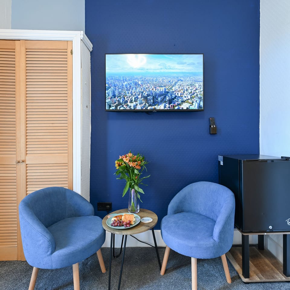 Room 6 - Double En-suite Hillview Room | Individually decorated, individually furnished, laptop workspace