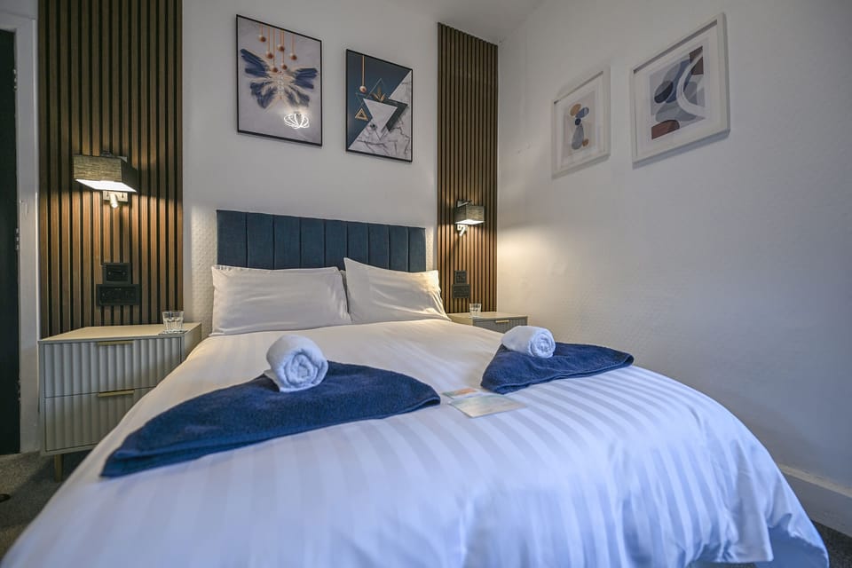 Room 6 - Double En-suite Hillview Room | Individually decorated, individually furnished, laptop workspace