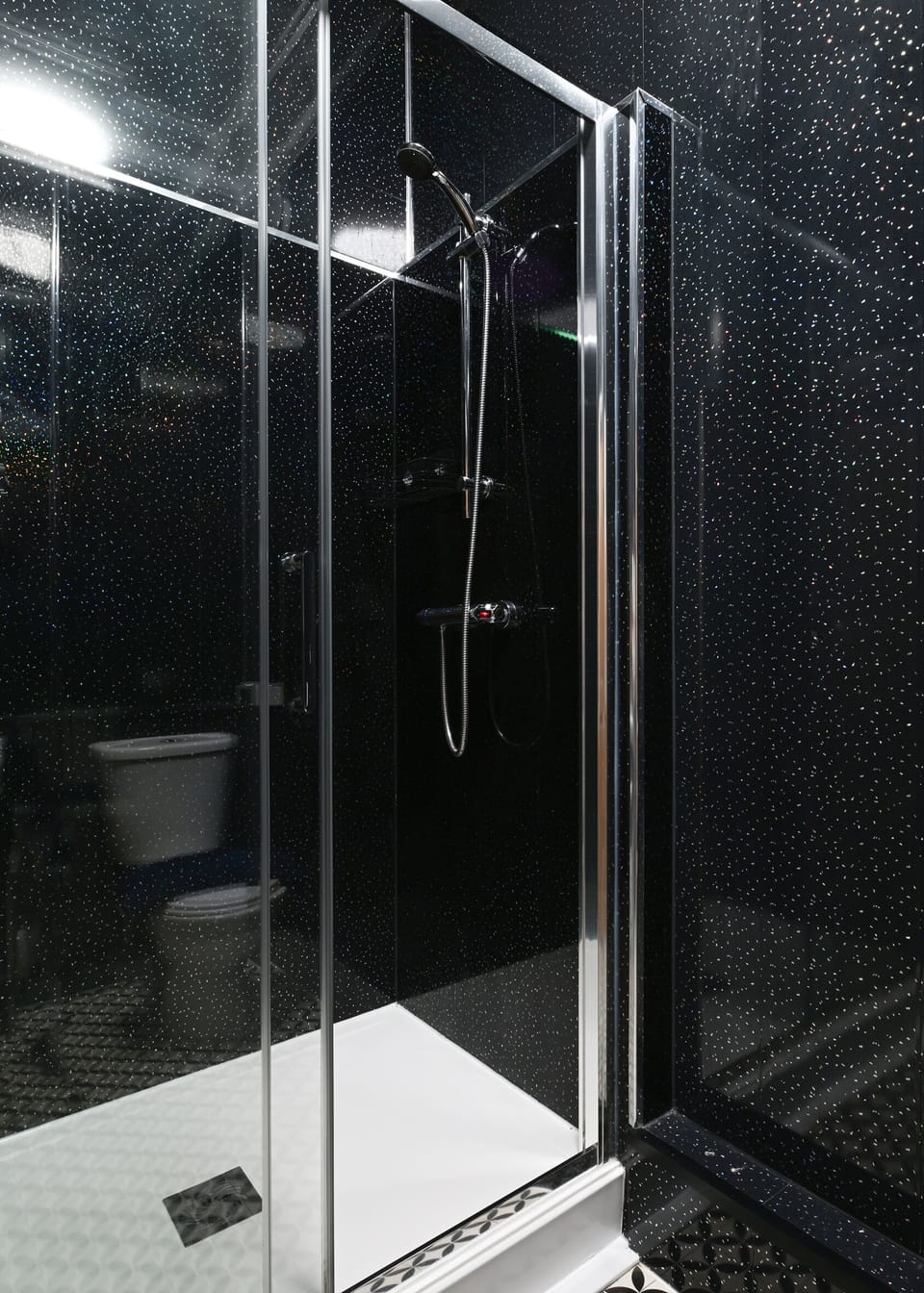 Room 7 - Double En-suite Seaview Room | Bathroom | Free toiletries, towels, soap, shampoo