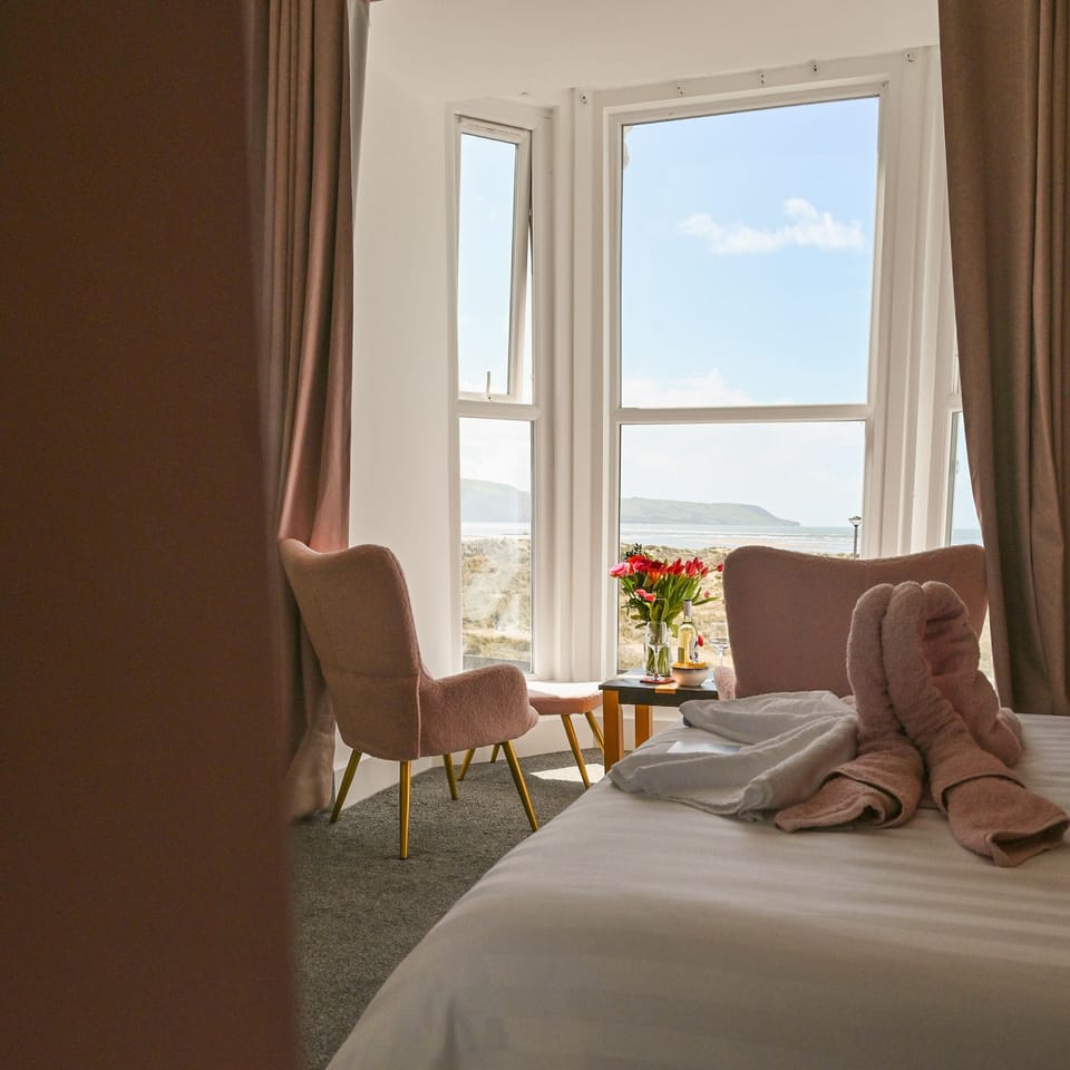 Room 7 - Double En-suite Seaview Room | Individually decorated, individually furnished, laptop workspace