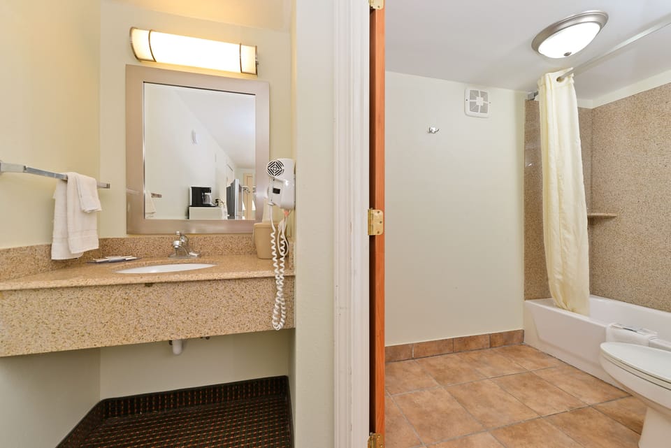Room, 1 King Bed, Non Smoking | Bathroom | Hair dryer, towels