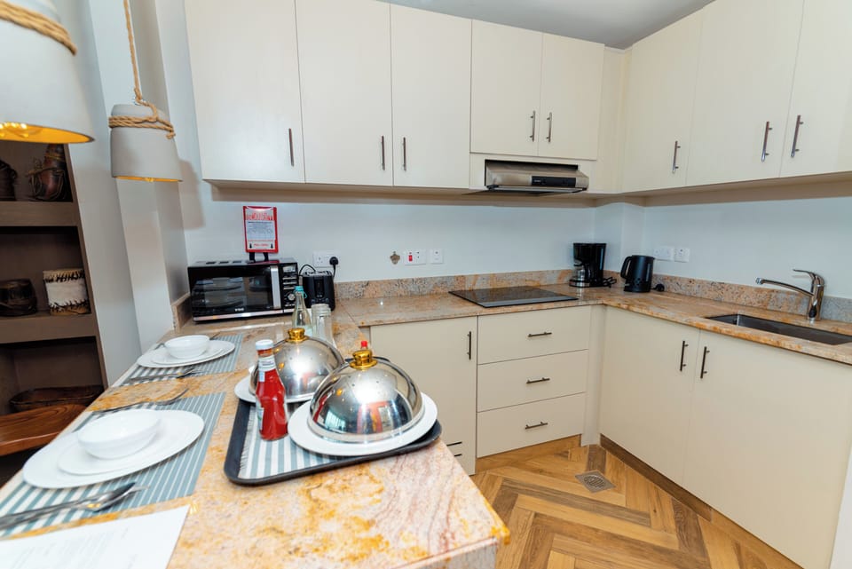 Studio | Private kitchen | Coffee/tea maker, electric kettle, paper towels