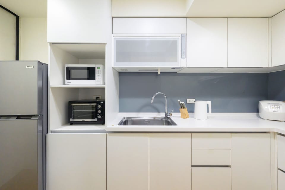Fully Equipped Kitchen w/ Cooking & Dining Essentials